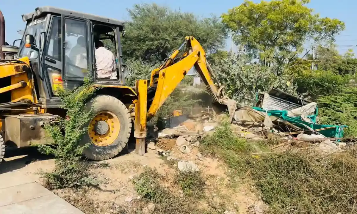 अवैध मांस व मछली की दुकानों पर नगर पालिका ने चलाया पीला पंजा,2 ट्रैक्टर सामग्री जब्त