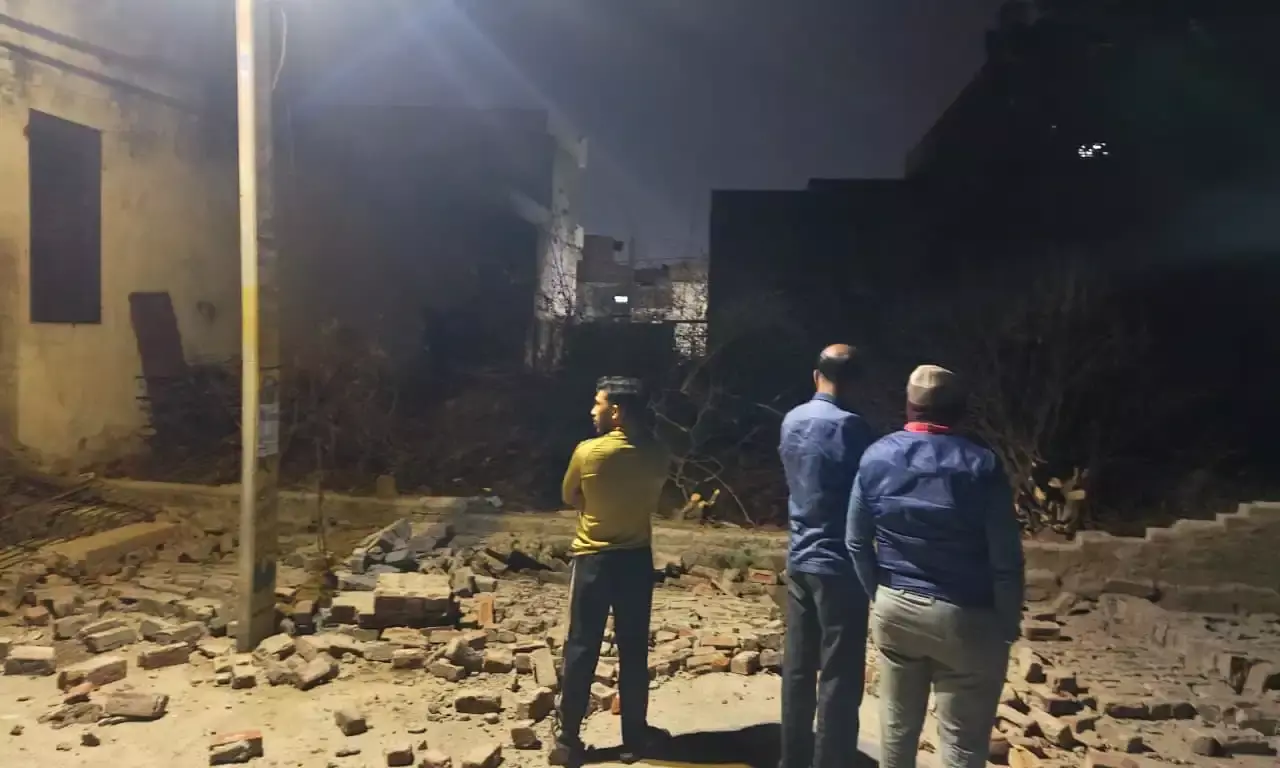 शास्त्री नगर में बड़ा हादसा टला: झुकी दीवार गिरी, स्विफ्ट डिजायर कार क्षतिग्रस्त