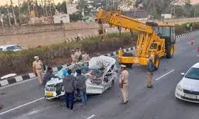 बेंगलुरु नेशनल हाईवे पर भीषण चेन एक्सीडेंट: एक साथ टकराए चार वाहन, 7 लोगों की दर्दनाक मौत