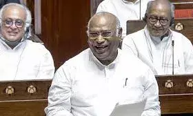 खरगे भड़के, राज्यसभा में भाषण के हिस्से को हटाए जाने को बताया अभिव्यक्ति की स्वतंत्रता पर हमला खरगे भड़के, राज्यसभा में भाषण के हिस्से को हटाए जाने को बताया अभिव्यक्ति की स्वतंत्रता पर हमला