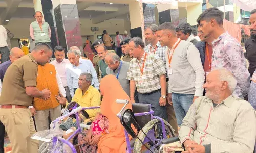 आंखों में खुशी के आंसू, चेहरे पर मुस्कान; कृत्रिम अंग पाकर दिव्यांग बोले- ईश्वर ने फिर थाम लिया हाथ