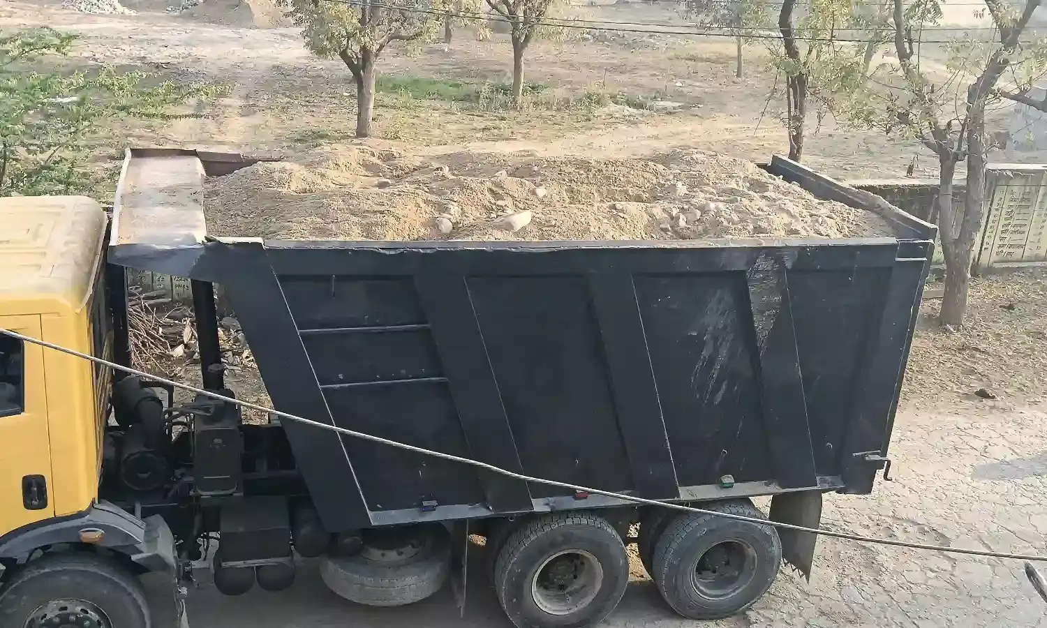 मोही में अवैध बजरी से भरा डंपर पकड़ा, ग्रामीणों ने पुलिस को सौंपा मोही में अवैध बजरी से भरा डंपर पकड़ा, ग्रामीणों ने पुलिस को सौंपा