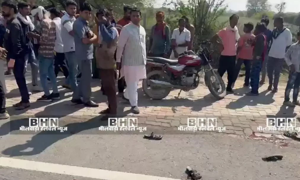 हाइवे पर दौड़ता टेंपो टायर बस्र्ट होने से पल्टा, 11 महिलाओं सहित 14 चोटिल, एक गंभीर