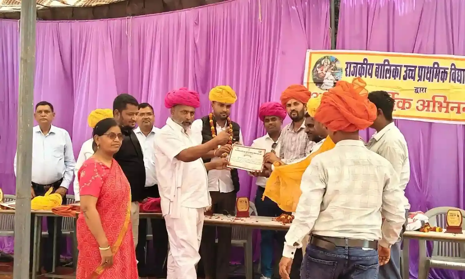 आठवीं के विद्यार्थियों की विदाई में गूंजे देशभक्ति गीत