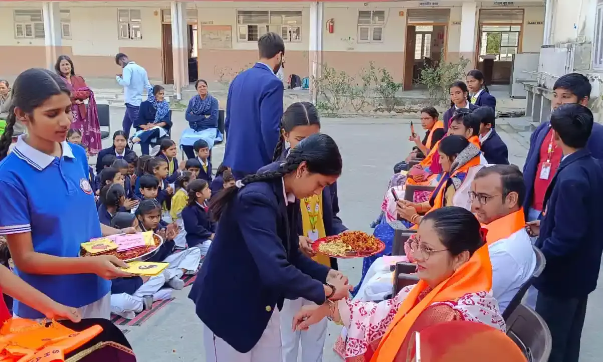 मातृ पितृ दिवस पर पूजन कर बच्चों ने लिया आशीर्वाद