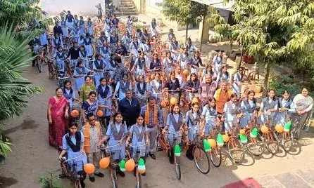 मातृ पितृ दिवस पर 89 बालिकाओं को बांटी नि:शुल्क साइकिले
