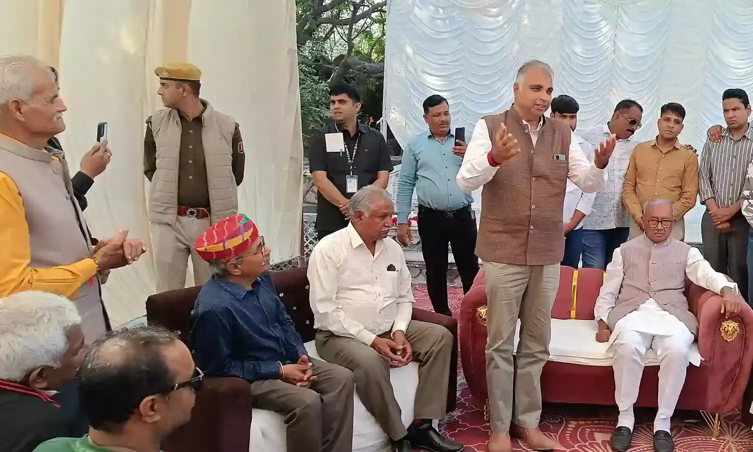 दिग्विजय सिंह बनेड़ा पहुंचे, पूर्व राजपरिवार से की मुलाकात