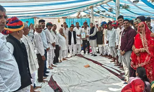 भीलवाड़ा के नागा परिवार ने पेश की मिसाल:- मायरे में कपड़ों के बजाय ’रोकड़ उपहार’ देकर फिजूलखर्ची पर लगाया अंकुश भीलवाड़ा के नागा परिवार ने पेश की मिसाल:- मायरे में कपड़ों के बजाय ’रोकड़ उपहार’ देकर फिजूलखर्ची पर लगाया अंकुश