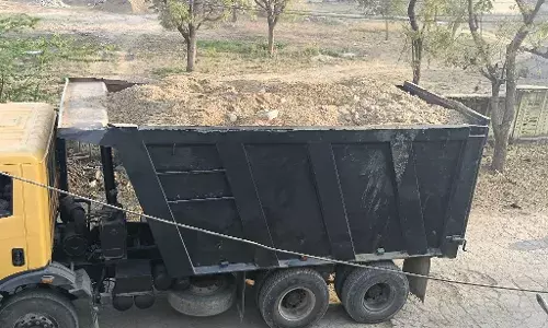 मोही में अवैध बजरी से भरा डंपर पकड़ा, ग्रामीणों ने पुलिस को सौंपा