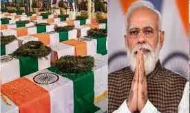पीएम मोदी और उपराष्ट्रपति ने बलिदानी वीर जवानों को दी श्रद्धांजलि पीएम मोदी और उपराष्ट्रपति ने बलिदानी वीर जवानों को दी श्रद्धांजलि