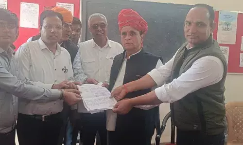 महात्मा गांधी अंग्रेजी माध्यम विद्यालयों के संविदा सहायक अध्यापकों ने नियमितीकरण की मांग को लेकर सौंपा ज्ञापन