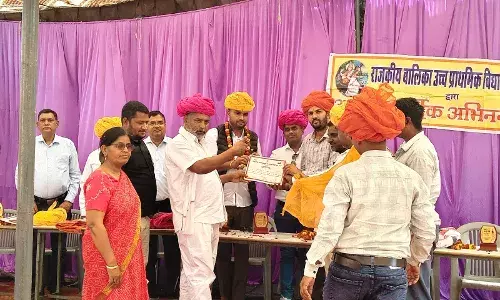 आठवीं के विद्यार्थियों की विदाई में गूंजे देशभक्ति गीत