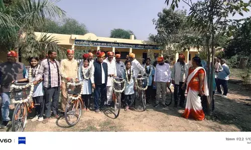 जीवा खेड़ा में छात्राओं को साइकिल वितरण की