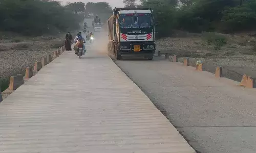 बेडच नदी पर बना पूल लोगों के लिए जोखिम भरा बेडच नदी पर बना पूल लोगों के लिए जोखिम भरा