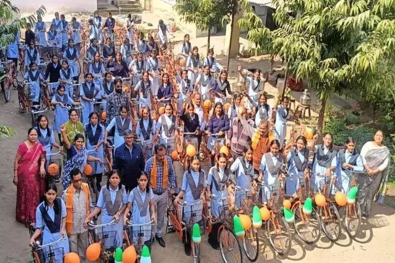 मातृ-पितृ पूजन दिवस: पुर के स्कूल में बेटियों ने लिखीं भावुक पातियां, 79 बालिकाओं को मिलीं साइकिलें मातृ-पितृ पूजन दिवस: पुर के स्कूल में बेटियों ने लिखीं भावुक पातियां, 79 बालिकाओं को मिलीं साइकिलें