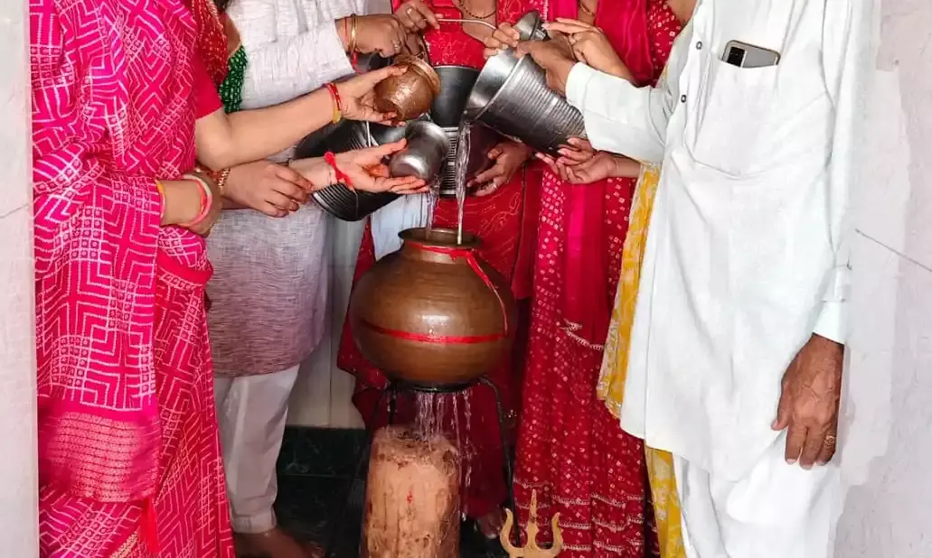 महाशिवरात्रि पर शिवालयों पर उमड़ी श्रद्धालुओं की भीड़, गुंजे ओम् नमः शिवाय के जयकारें महाशिवरात्रि पर शिवालयों पर उमड़ी श्रद्धालुओं की भीड़, गुंजे ओम् नमः शिवाय के जयकारें