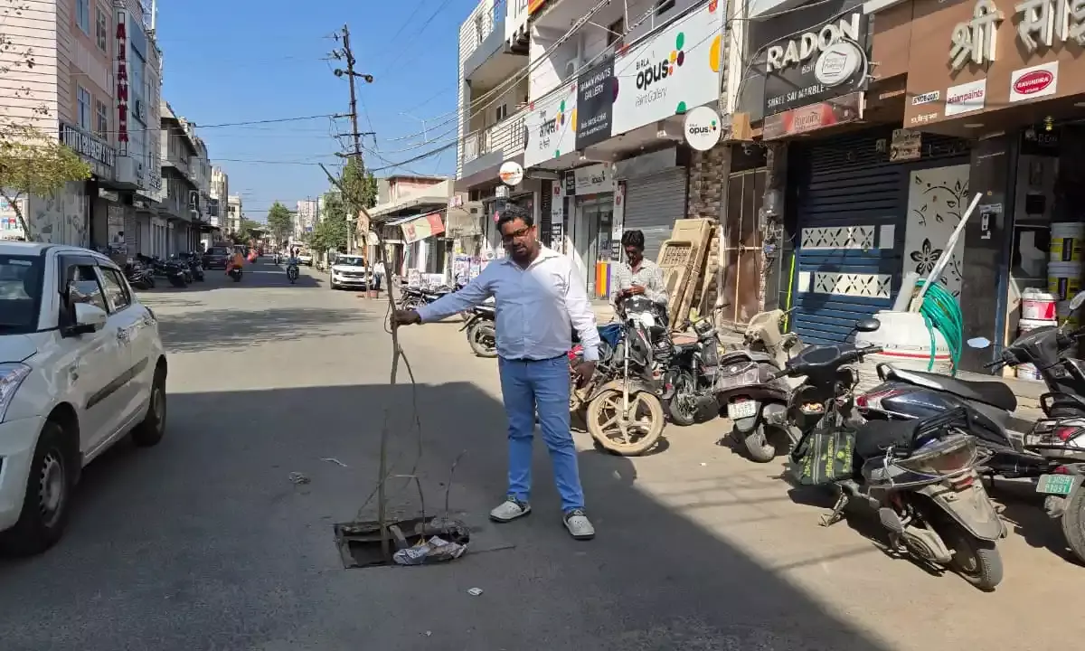 यह होली का डांडा नहीं, टूटे मेनहोल से बचाव के लिए लगाई गई डाली यह होली का डांडा नहीं, टूटे मेनहोल से बचाव के लिए लगाई गई डाली