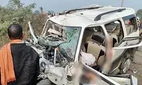 भीषण सड़क हादसे में दो छात्रों सहित 5 लोगों की दर्दनाक मौत भीषण सड़क हादसे में दो छात्रों सहित 5 लोगों की दर्दनाक मौत