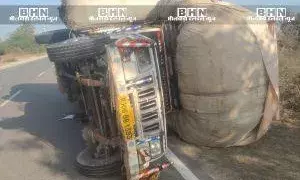 टायर फटने से पिकअप पलटी, चालक की सूझबूझ से टला बड़ा हादसा टायर फटने से पिकअप पलटी, चालक की सूझबूझ से टला बड़ा हादसा