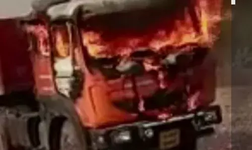 सीमेंट के ट्रेलर के केबिन में लगी भीषण आग, चालक ने कूदकर बचाई जान सीमेंट के ट्रेलर के केबिन में लगी भीषण आग, चालक ने कूदकर बचाई जान