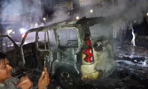 सांचौर में चलती स्कॉर्पियो में भीषण आग, बड़ा हादसा टला