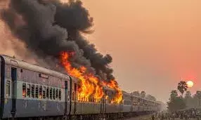 कटवा रेलवे स्टेशन पर ट्रेन में आग: शॉर्ट सर्किट नहीं, अब साजिश का शक