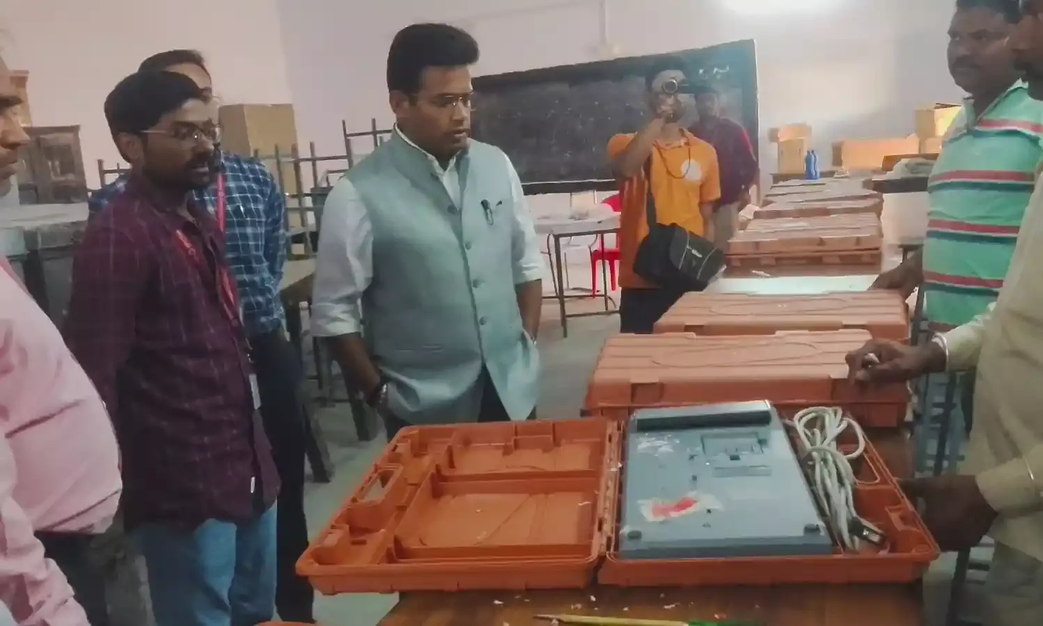 ईवीएम की प्रथम स्तरीय जांच प्रारम्भ, जिला निर्वाचन अधिकारी ने किया निरीक्षण