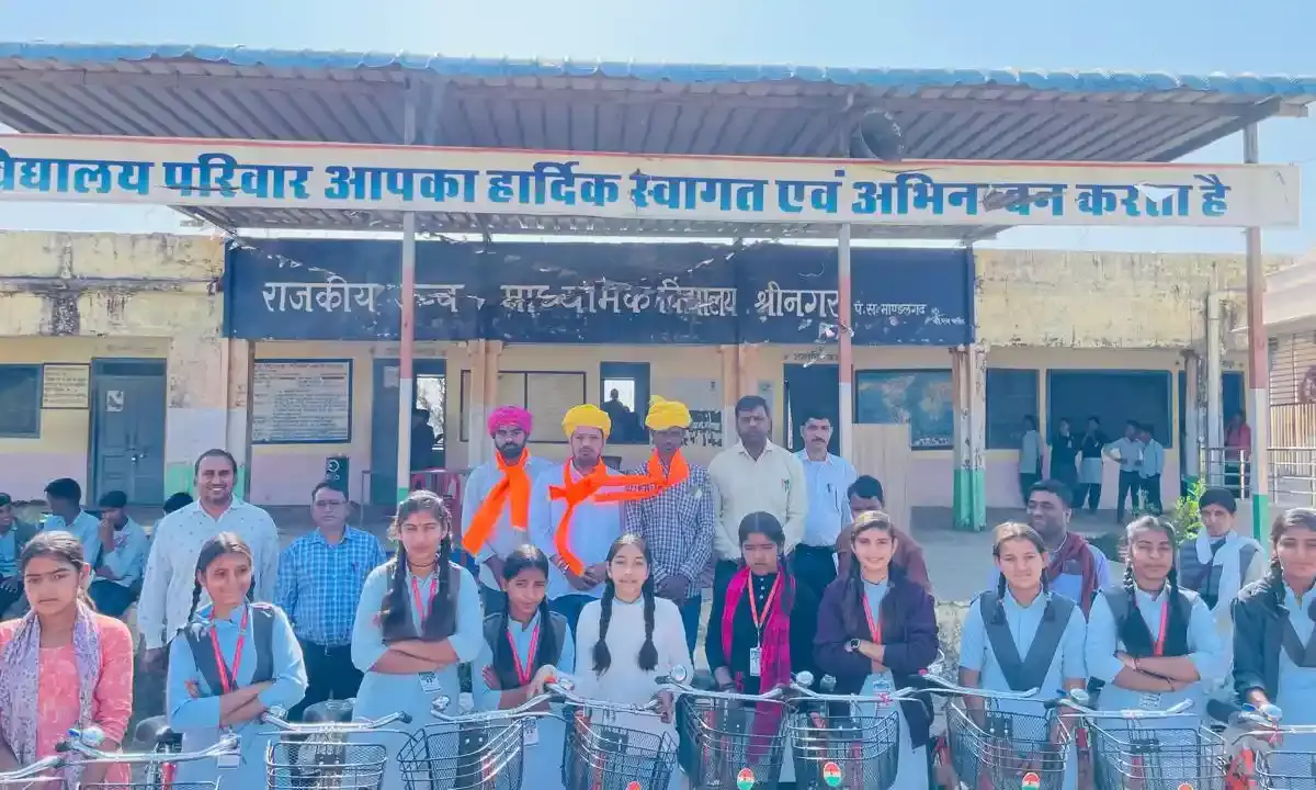 श्री नगर विद्यालय में 29 साइकिल वितरण श्री नगर विद्यालय में 29 साइकिल वितरण