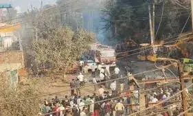 कंपनी में केमिकल ड्रम फटने से भीषण धमाका, 30 से अधिक कर्मचारी और राहगीर झुलसे