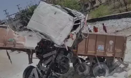 बेकाबू ट्रेलर लटका पुल पर, बाइक सवार और चालक घायल, हाईवे पर जाम बेकाबू ट्रेलर लटका पुल पर, बाइक सवार और चालक घायल, हाईवे पर जाम