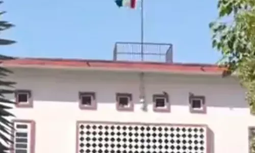 हाईकोर्ट सख्त: सरकारी स्कूलों के जर्जर हालात पर सरकार को घेरा; कहा- बोर्ड लगा दो, बच्चे अपने रिस्क पर स्कूल आएं हाईकोर्ट सख्त: सरकारी स्कूलों के जर्जर हालात पर सरकार को घेरा; कहा- बोर्ड लगा दो, बच्चे अपने रिस्क पर स्कूल आएं