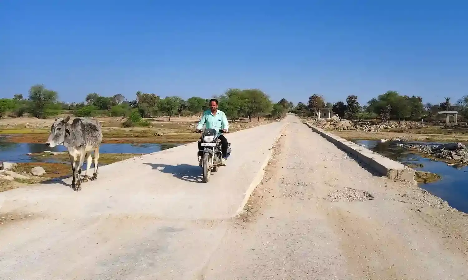 सवाईपुर सालरिया मार्ग कोठारी नदी पुलिया निर्माण आधा अधूरा, एक वर्ष से निर्माण अधरझूल में, आए दिन हो रहे हादसे, ग्रामीणों मैं आक्रोश