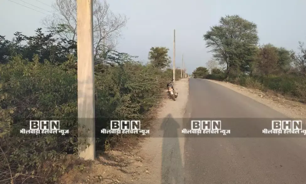 सिस्टम की अंधेरगर्दी: सड़क पर मौत के खंभे! नियमों को डामर में गाड़कर ठेकेदार ने सड़क से सटाए बिजली के पोल