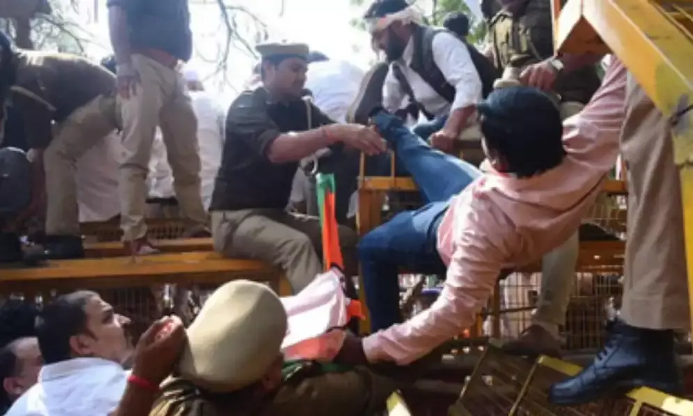 बैरिकेडिंग पर चढ़े कांग्रेसी, पुलिस से तीखी झड़प, राजधानी में भारी हंगामा बैरिकेडिंग पर चढ़े कांग्रेसी, पुलिस से तीखी झड़प, राजधानी में भारी हंगामा