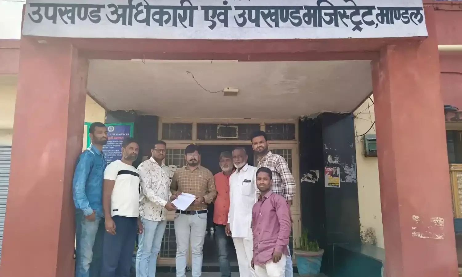 बिसायती कम्युनिटी बोर्ड ने कब्रिस्तान की चारदीवारी एवं लाइट व्यवस्था को लेकर एसडीएम को सौंपा ज्ञापन