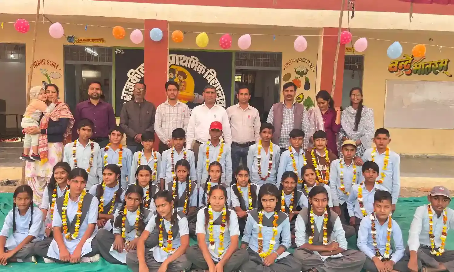 जबरकिया मे 8वीं कक्षा के छात्रों को भावपूर्ण विदाई समारोह का आयोजन