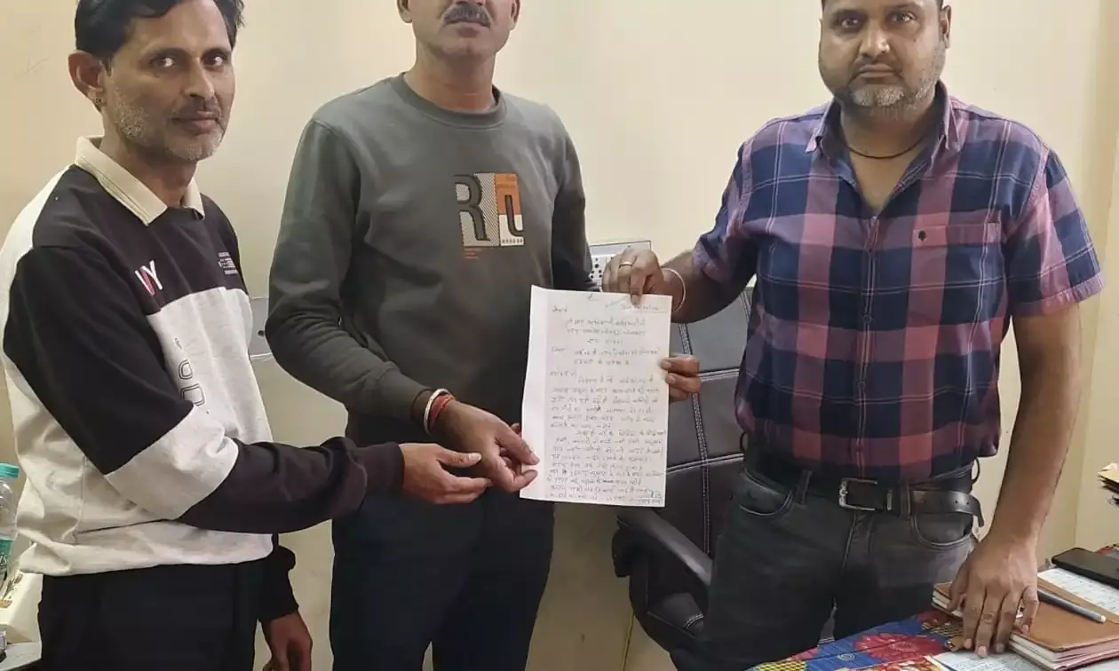 वार्ड 06 की जर्जर सड़कों व बंद पनघट को लेकर ईओ को सौंपा ज्ञापन