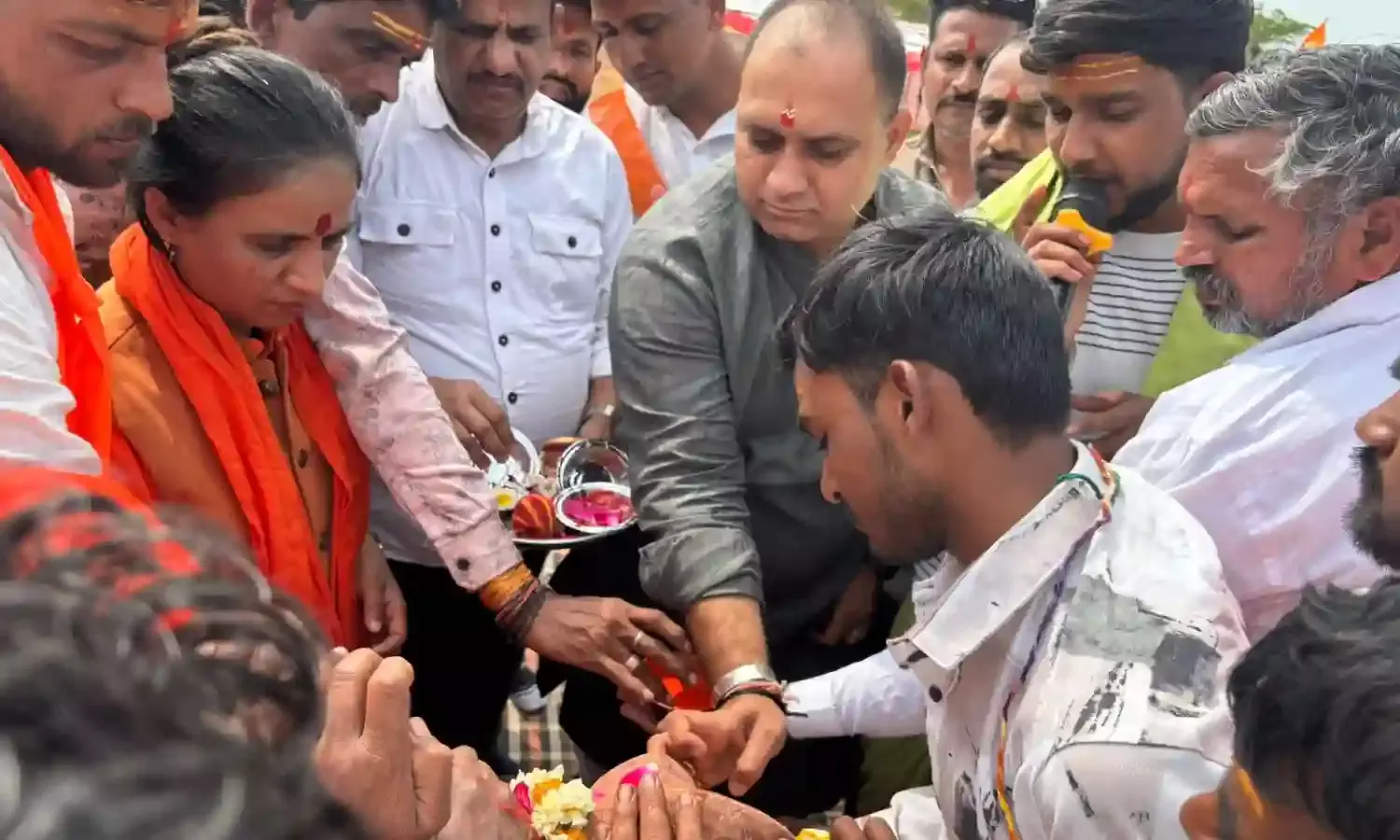 आमा के कालीरडिया में बालाजीमहाराज की मूर्ति प्राण प्रतिष्ठा व गोशाला का शुभारंभ आमा के कालीरडिया में बालाजीमहाराज की मूर्ति प्राण प्रतिष्ठा व गोशाला का शुभारंभ