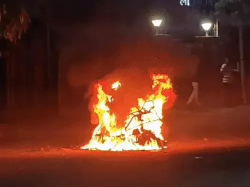 नशे में धुत महिला ने स्कूटी को लगाई आग, सिविल लाइन थाना क्षेत्र की घटना
