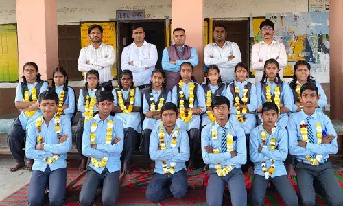 नम आंखों से कक्षा 8 के विद्यार्थियों को दी विदाई, गूंजे विदाई गीत नम आंखों से कक्षा 8 के विद्यार्थियों को दी विदाई, गूंजे विदाई गीत