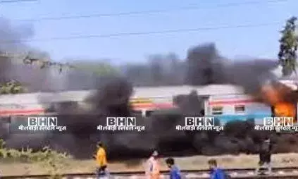रेल हादसा टला: वर्धा के पास जीटी एक्सप्रेस के कोच में लगी आग, सतर्कता से बची यात्रियों की जान रेल हादसा टला: वर्धा के पास जीटी एक्सप्रेस के कोच में लगी आग, सतर्कता से बची यात्रियों की जान