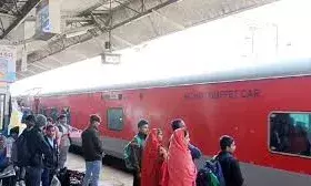 अहमदाबाद-गोरखपुर एक्सप्रेस के AC फर्स्ट क्लास केबिन में TTE ने किया युवती से रेप अहमदाबाद-गोरखपुर एक्सप्रेस के AC फर्स्ट क्लास केबिन में TTE ने किया युवती से रेप