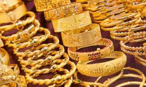 भीलवाड़ा सराफा बाजार: सोना-चांदी धड़ाम, निवेशकों को करोड़ों की चपत भीलवाड़ा सराफा बाजार: सोना-चांदी धड़ाम, निवेशकों को करोड़ों की चपत