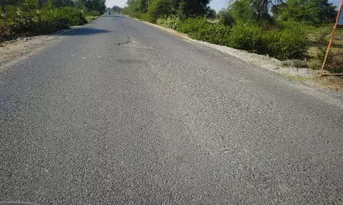 निर्धारित तिथि बीतने के बावजूद 4500 लाख की सड़क अधूरी, हादसों का बन रही वजह