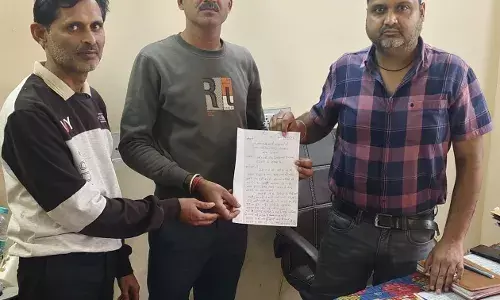 वार्ड 06 की जर्जर सड़कों व बंद पनघट को लेकर ईओ को सौंपा ज्ञापन