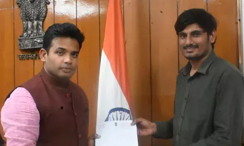 अवैध खनन की गतिविधियों को रोकने एवं प्रभावी कार्रवाई करने पर जिला कलक्टर ने पटवारी का किया सम्मान