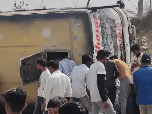 कार को बचाने के प्रयास में बीकानेर रोड पर निजी बस पलटी, सभी यात्री सुरक्ष कार को बचाने के प्रयास में बीकानेर रोड पर निजी बस पलटी, सभी यात्री सुरक्ष