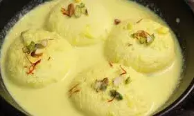 घर पर बनाएं हलवाई जैसी सॉफ्ट रोज रसमलाई, जानें आसान तरीका