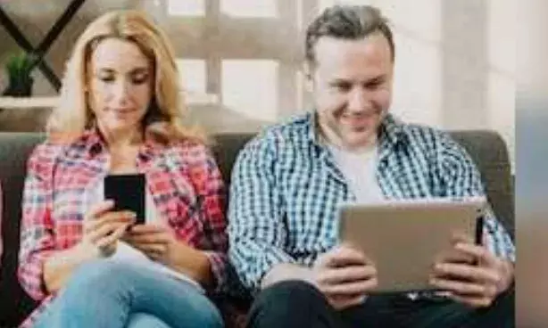 सावधान! ऑफिस का तनाव कहीं आपके बेडरूम तक तो नहीं पहुँच रहा? शाम की ये 6 गलतियां जो धीरे-धीरे दीमक की तरह चाट रही हैं आपका रिश्ता