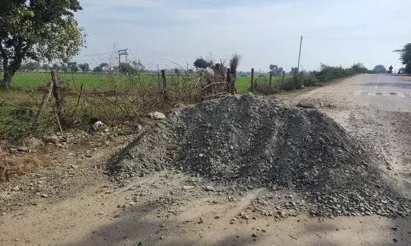 3 माह से सड़क पर गिट्टी के लगे ढेर में वाहन चालक,राहगीरी कोपरेशानी 3 माह से सड़क पर गिट्टी के लगे ढेर में वाहन चालक,राहगीरी कोपरेशानी